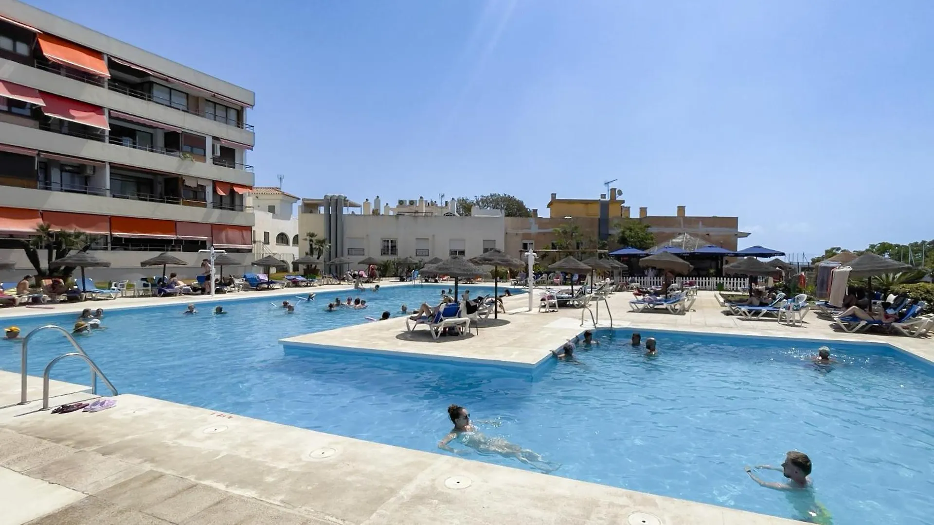 Prime Location 2-Bedroom Apartment With Seaviews In Torremolinos