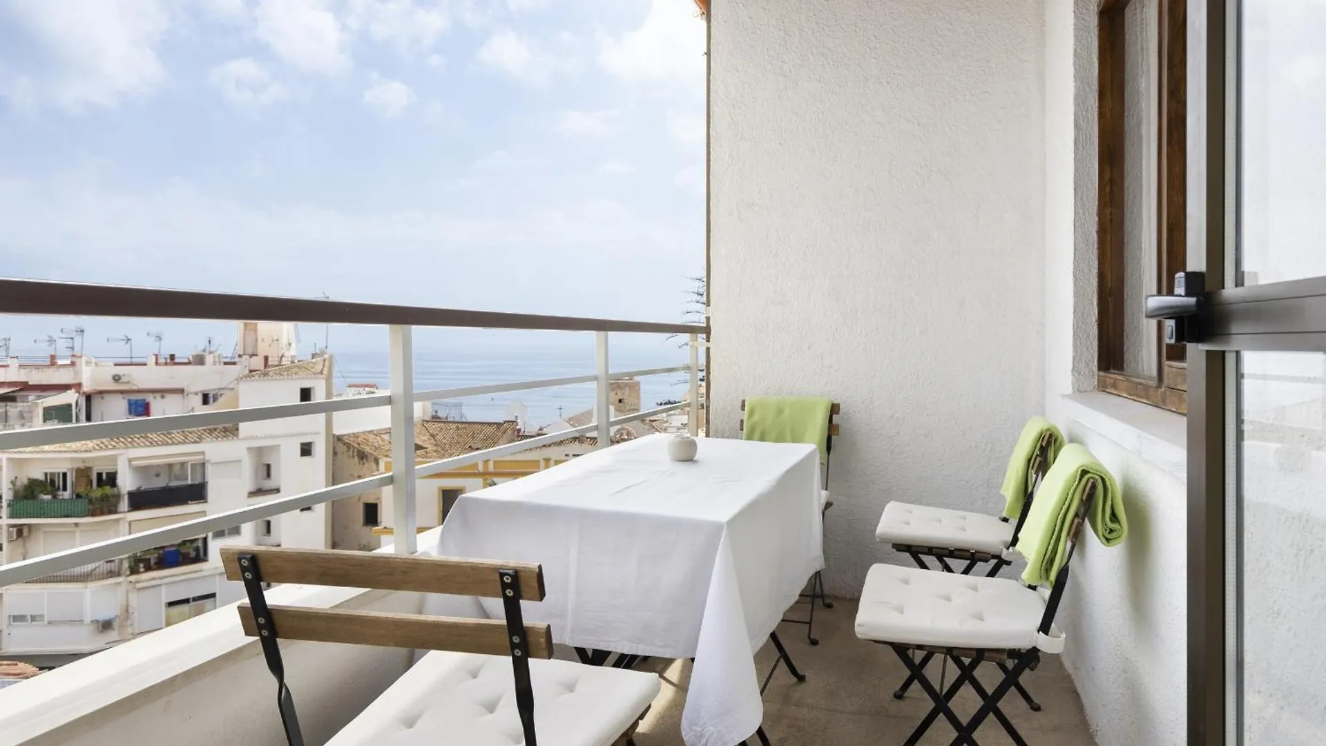 Prime Location 2-Bedroom Apartment With Seaviews In Torremolinos