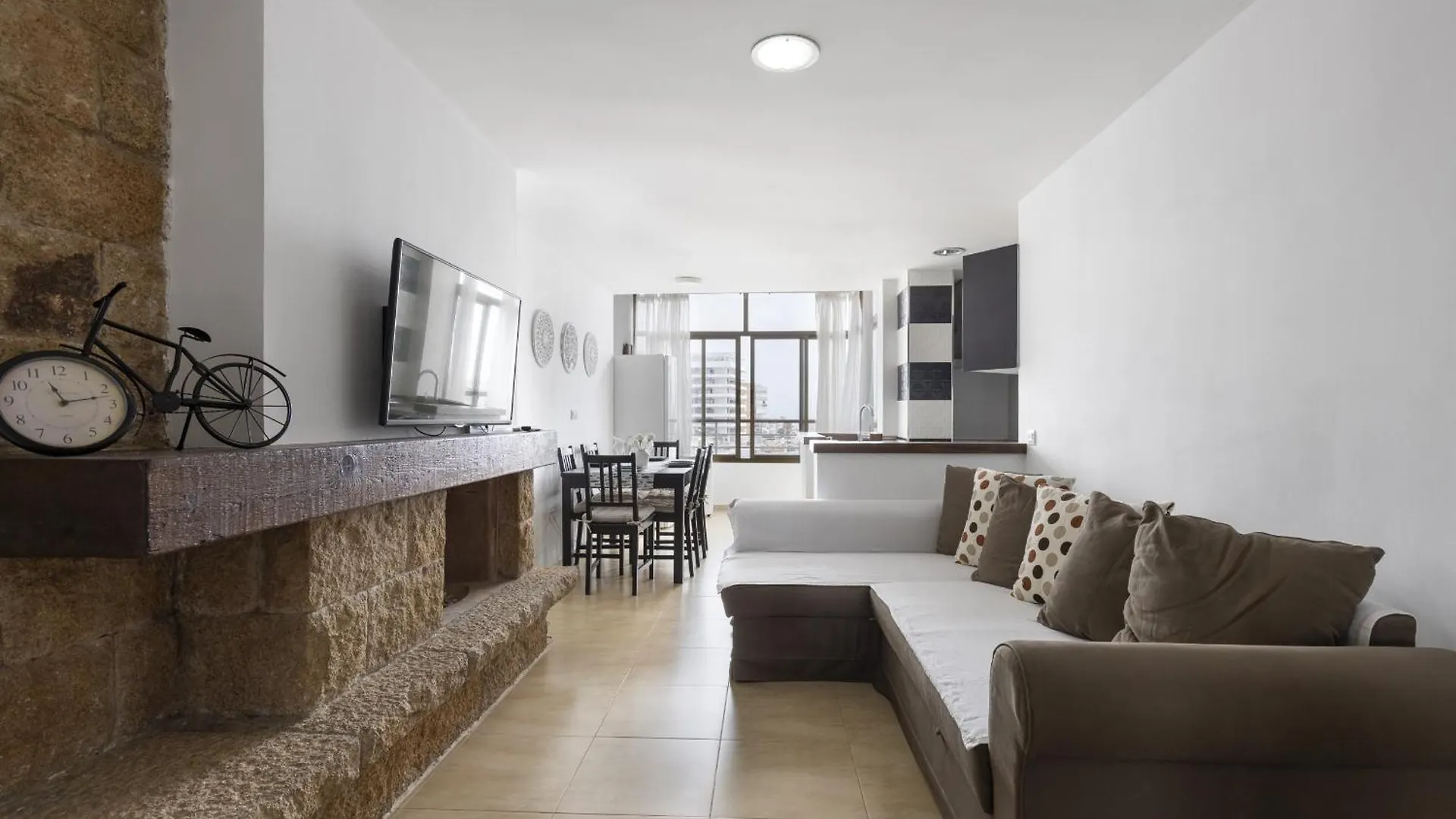Prime Location 2-Bedroom Apartment With Seaviews In Torremolinos