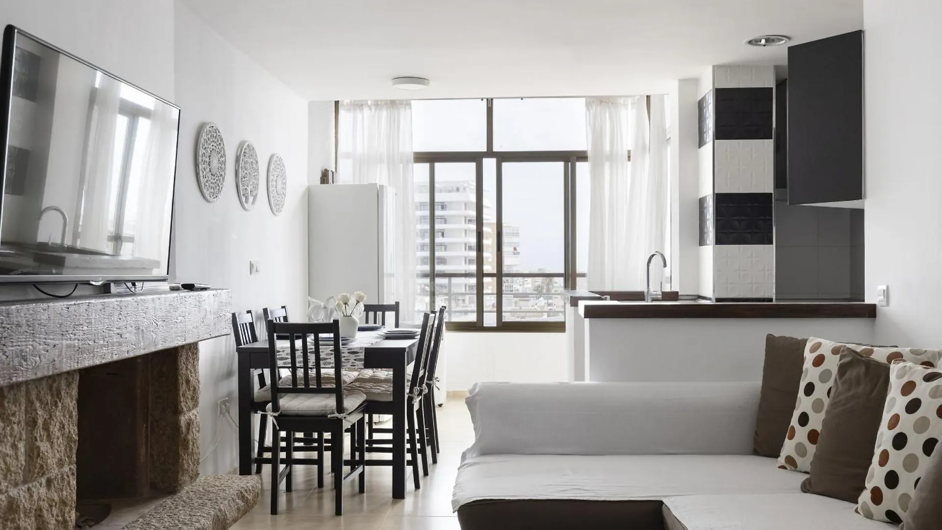 Prime Location 2-Bedroom Apartment With Seaviews In Torremolinos