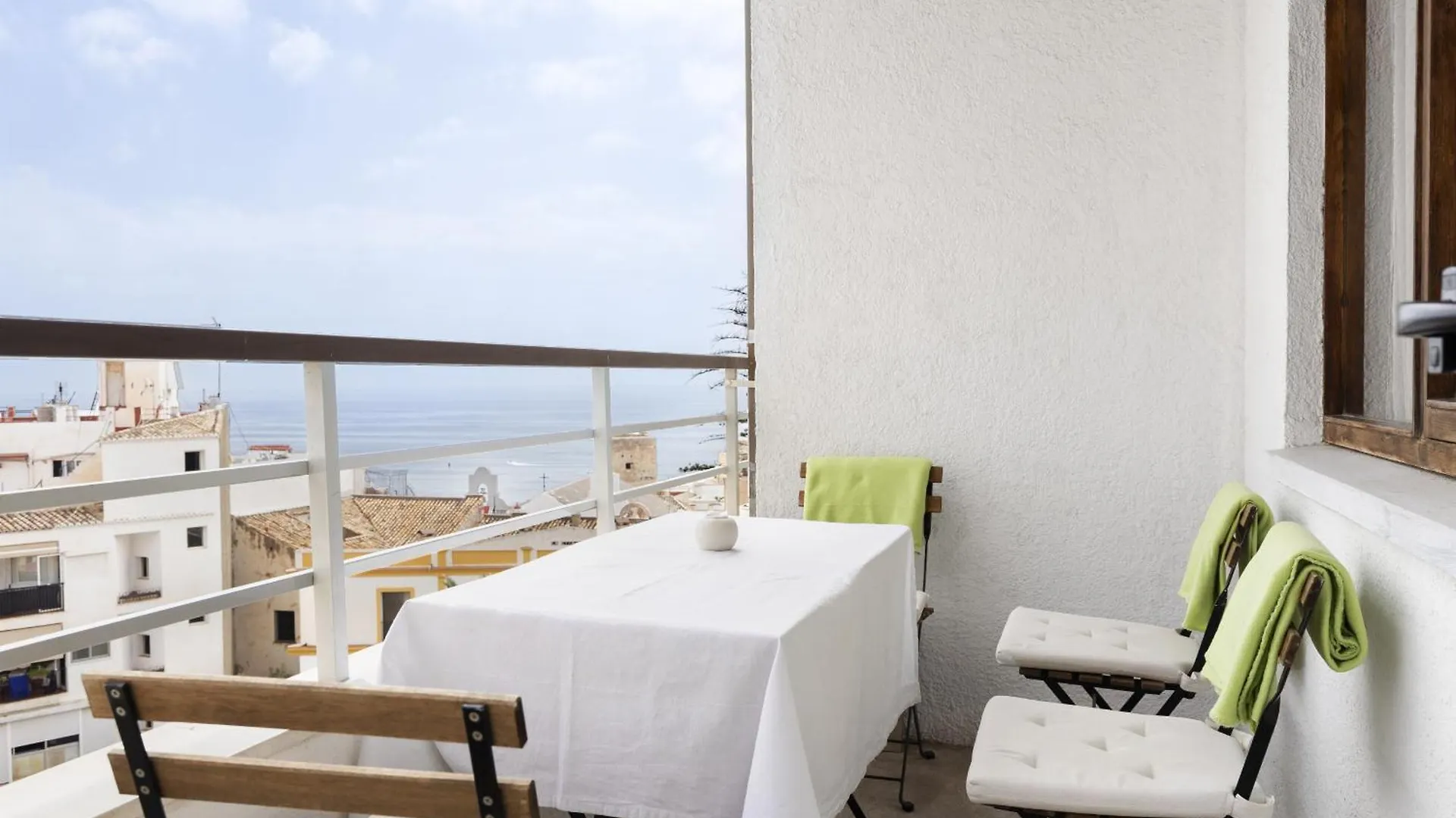 Prime Location 2-Bedroom Apartment With Seaviews In Torremolinos
